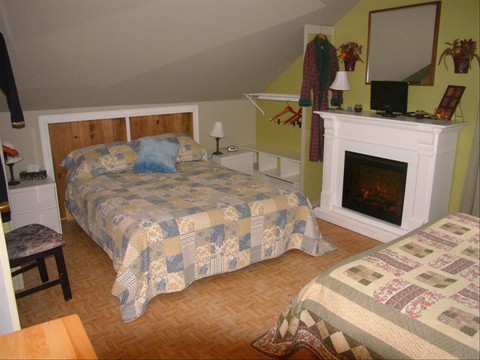 La Chimere<br/>2 lits queen +suite avec 1 sofa lits double.<br/>salle de bain et douche privée.Des espaces de rangement, garde-robe et table de nuit